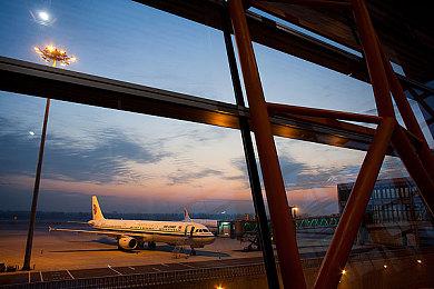 奇幻合作建造生存《阴影笼罩》现已推出试玩Demo